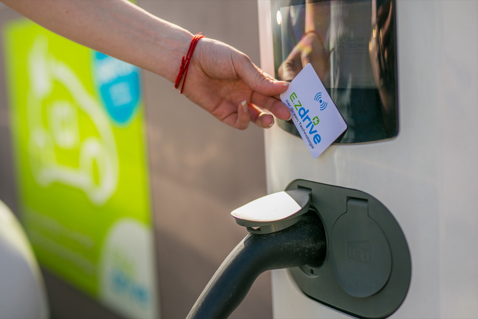 Membre EZdrive utilisant son badge RFID Pass Membre devant un connecteur