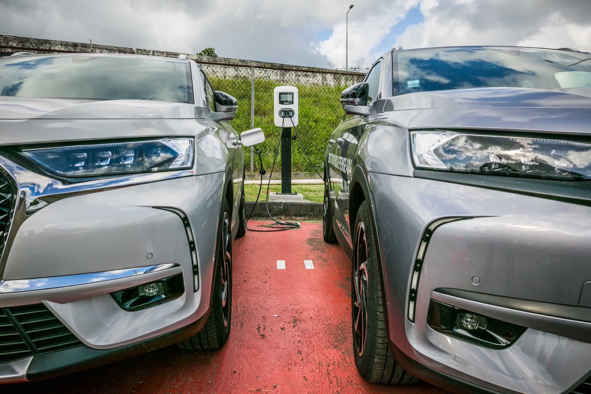 Bornes EZdrive entre deux véhicules électriques DS dans un parking de copropriété