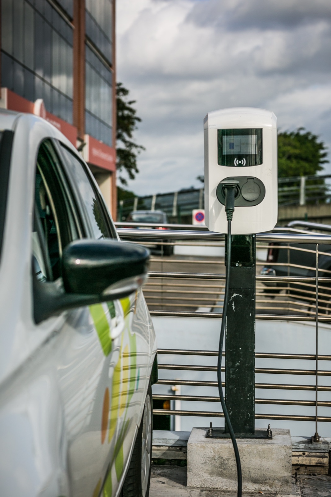 Borne de recharge EZdrive sur un parking d'entreprise