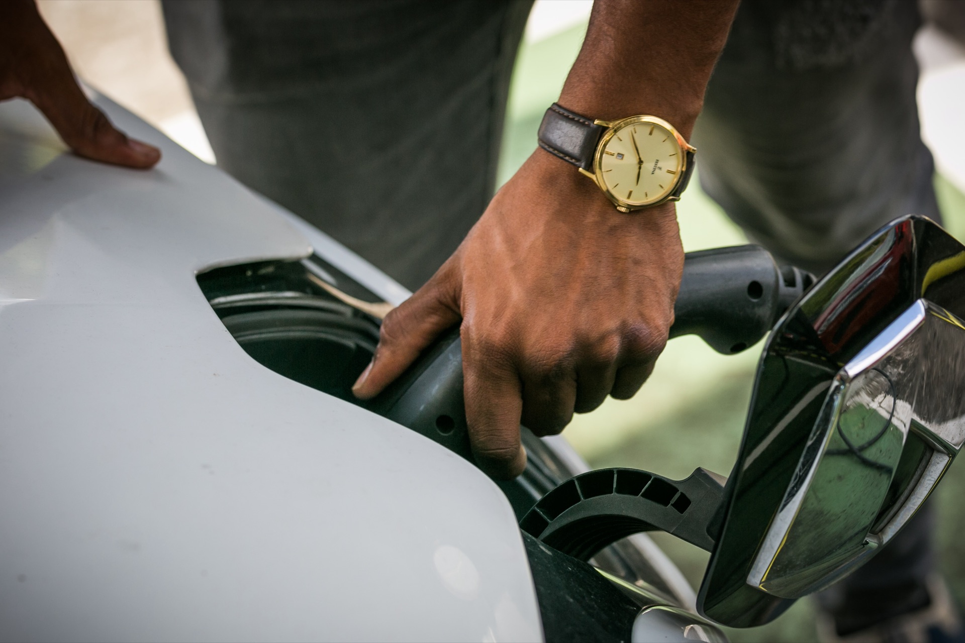 Connecteur de recharge branché sur véhicule électrique à domicile, geste quotidien d'un client EZdrive en Outre-mer