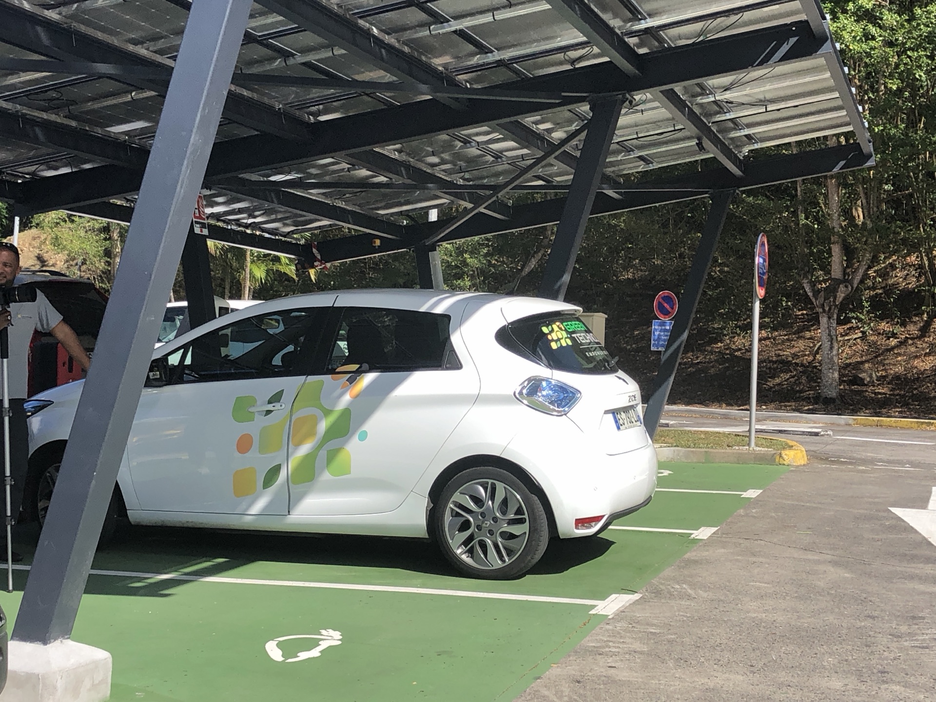 Renault Zoé garée sous un parking ombrière équipé d'une borne EZdrive