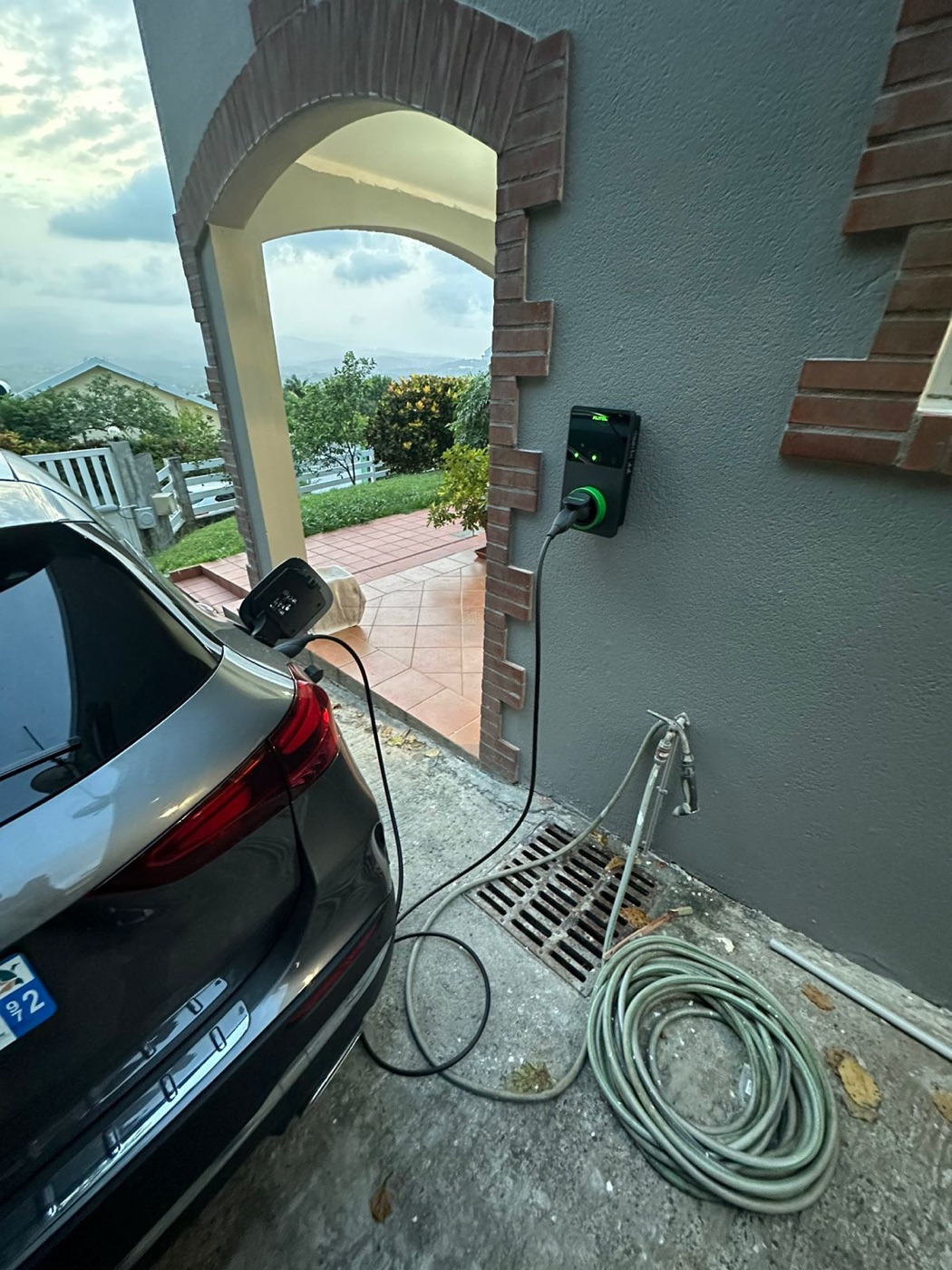 Wallbox EZdrive installée à domicile sous l'arche d'une villa antillaise — pose IRVE certifiée